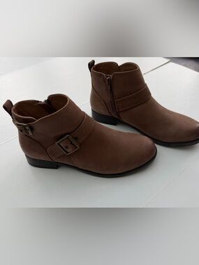 Vionic saddle brown leather Sz 7.5 short boots